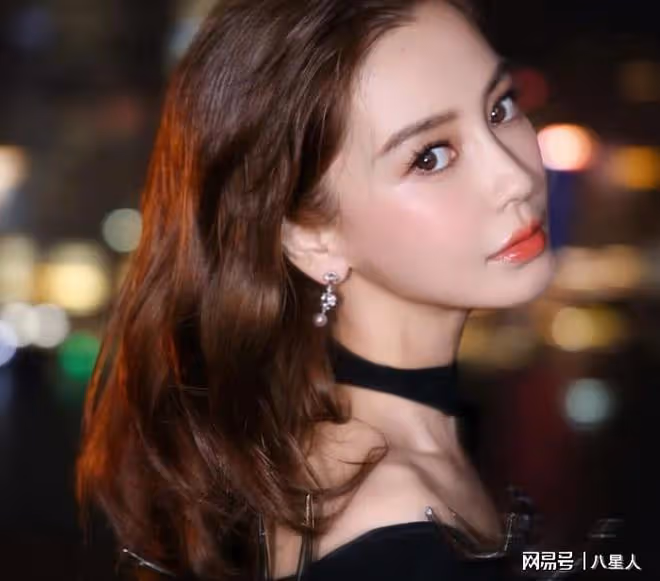 驚艷亮相!香港這一晚,低調回歸的baby,打了一場漂亮的「翻身仗」