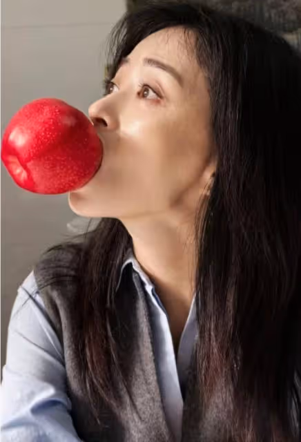 蔣欣分享吃蟲子!蠍子蠶蛹接連品嘗,豎大拇指猛夸好吃