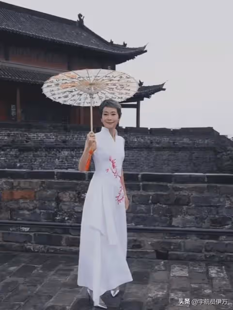整整14年了,還是沒想通,葉童當年為啥不放棄屢次背叛她的陳國熹