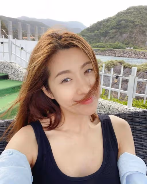 TVB花旦陳自瑤大曬性感背心照,另一位人夫衝出來6字留言!網友勸他收斂