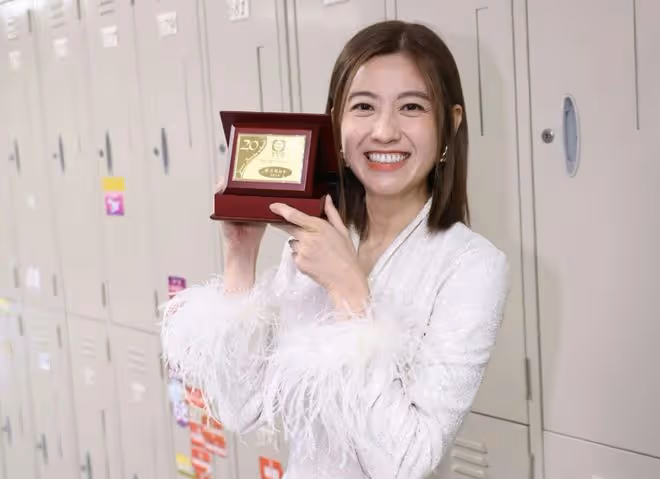 TVB花旦陳自瑤大曬性感背心照,另一位人夫衝出來6字留言!網友勸他收斂