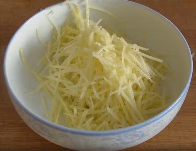 土豆里加點麵粉,原來這麼好吃,不炒也不燉,出鍋真饞人