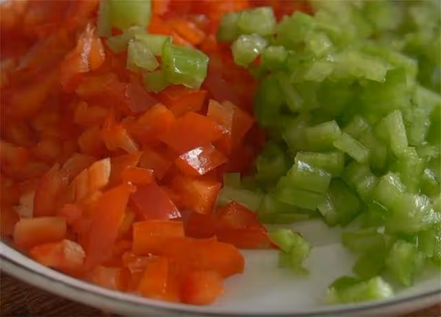 土豆里加點麵粉,原來這麼好吃,不炒也不燉,出鍋真饞人