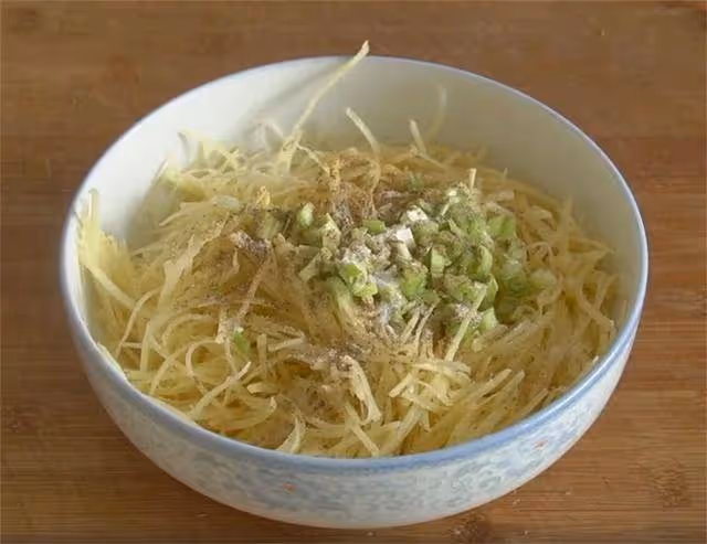 土豆里加點麵粉,原來這麼好吃,不炒也不燉,出鍋真饞人