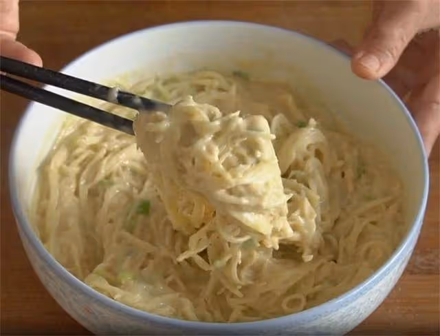 土豆里加點麵粉,原來這麼好吃,不炒也不燉,出鍋真饞人
