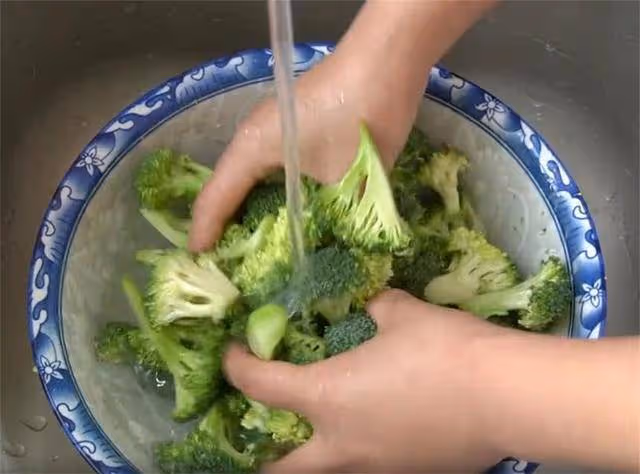 西蘭花加一碗玉米面，原來這麼好吃，不炒不燉，挑食孩子也愛吃