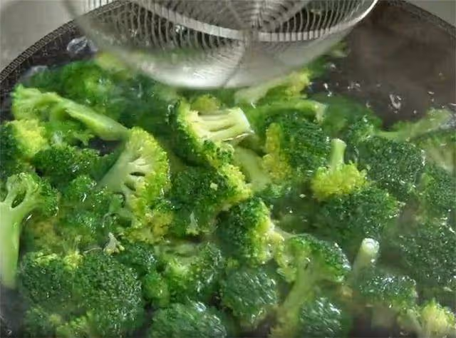西蘭花加一碗玉米面，原來這麼好吃，不炒不燉，挑食孩子也愛吃