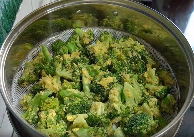 西蘭花加一碗玉米面，原來這麼好吃，不炒不燉，挑食孩子也愛吃