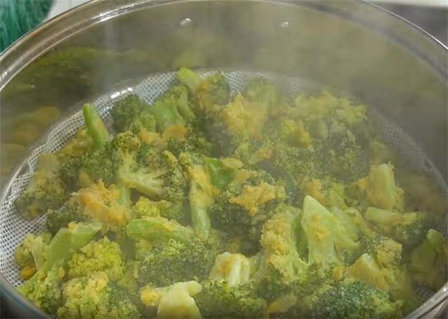 西蘭花加一碗玉米面，原來這麼好吃，不炒不燉，挑食孩子也愛吃