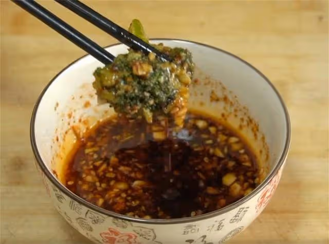 西蘭花加一碗玉米面，原來這麼好吃，不炒不燉，挑食孩子也愛吃