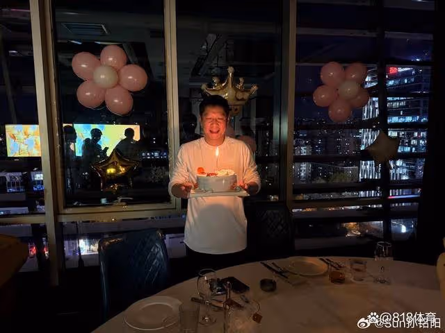 笑噴!孫穎莎為恩師邱貽可慶生,Coco要吹蠟燭莎莎大喝一聲:許願啊!