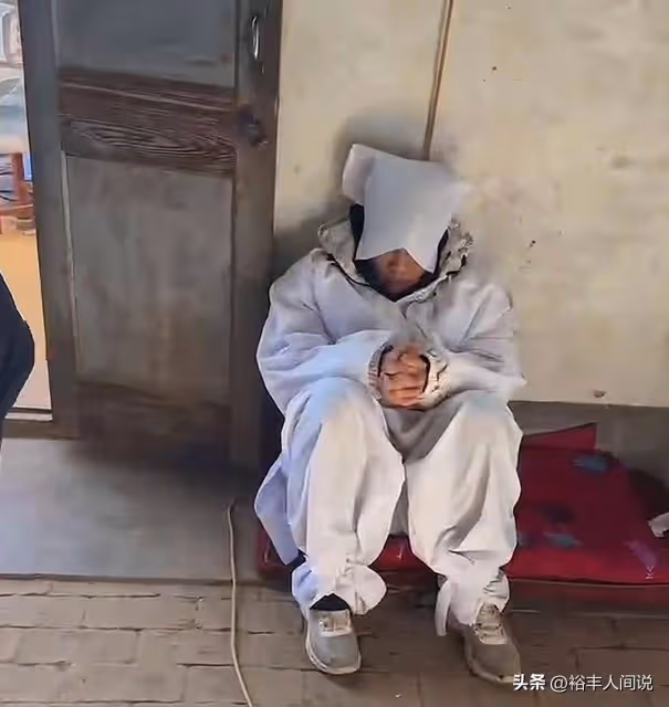 34歲卡友樂生為1.32萬去世!年邁父母哭到癱軟,四個孩子不知所措