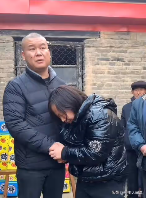 34歲卡友樂生為1.32萬去世!年邁父母哭到癱軟,四個孩子不知所措