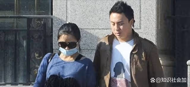 回顧釋小龍何潔分手:多年後的差別,一個身家過億一個捉襟見肘
