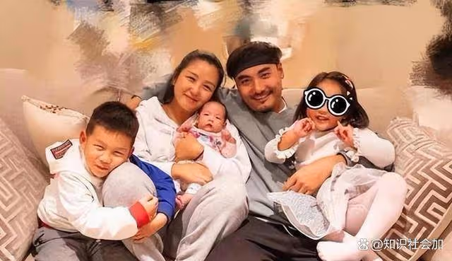 回顧釋小龍何潔分手:多年後的差別,一個身家過億一個捉襟見肘