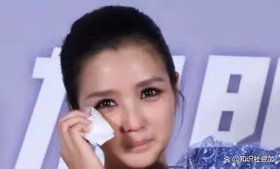 回顧釋小龍何潔分手:多年後的差別,一個身家過億一個捉襟見肘