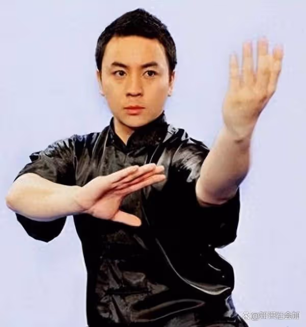 回顧釋小龍何潔分手:多年後的差別,一個身家過億一個捉襟見肘