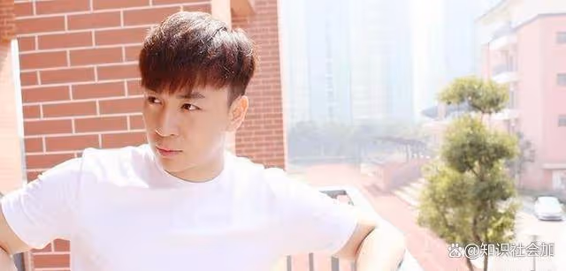 回顧釋小龍何潔分手:多年後的差別,一個身家過億一個捉襟見肘