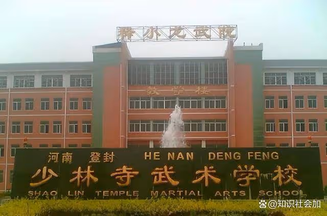 回顧釋小龍何潔分手:多年後的差別,一個身家過億一個捉襟見肘