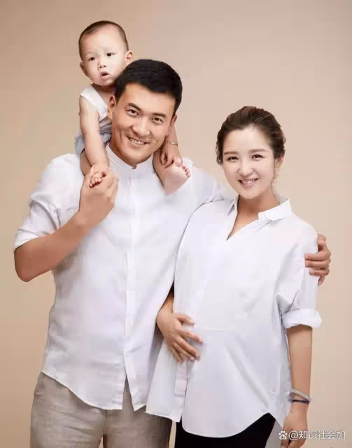 回顧釋小龍何潔分手:多年後的差別,一個身家過億一個捉襟見肘