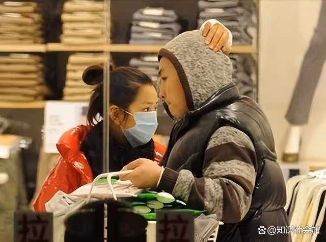 回顧釋小龍何潔分手:多年後的差別,一個身家過億一個捉襟見肘