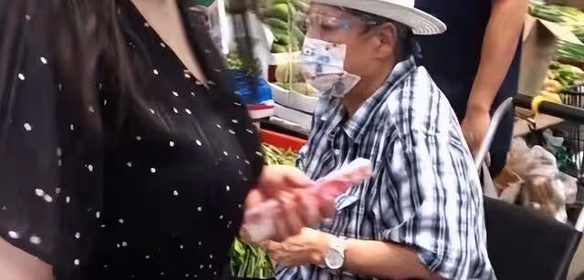 洪金寶蔡瀾聚餐,斷崖老瘦顯著,高麗虹風采依舊