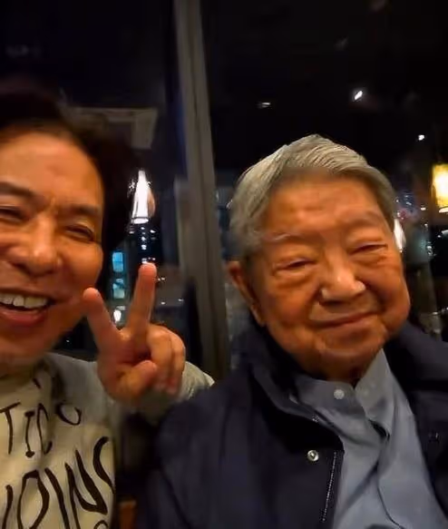 洪金寶蔡瀾聚餐，斷崖老瘦顯著，高麗虹風采依舊