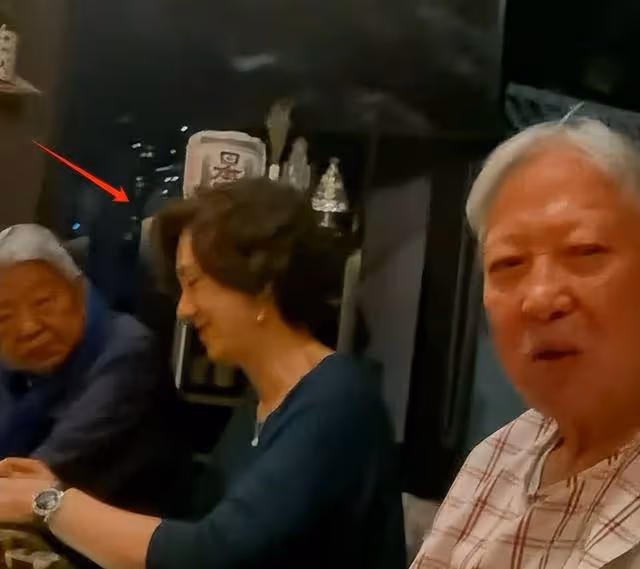 洪金寶蔡瀾聚餐，斷崖老瘦顯著，高麗虹風采依舊