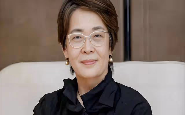 59歲張越近況曝光:身形劇變鼻孔搶鏡,未婚養土狗成伴侶