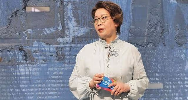 59歲張越近況曝光:身形劇變鼻孔搶鏡,未婚養土狗成伴侶