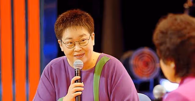 59歲張越近況曝光:身形劇變鼻孔搶鏡,未婚養土狗成伴侶