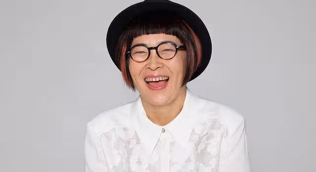 59歲張越近況曝光:身形劇變鼻孔搶鏡,未婚養土狗成伴侶