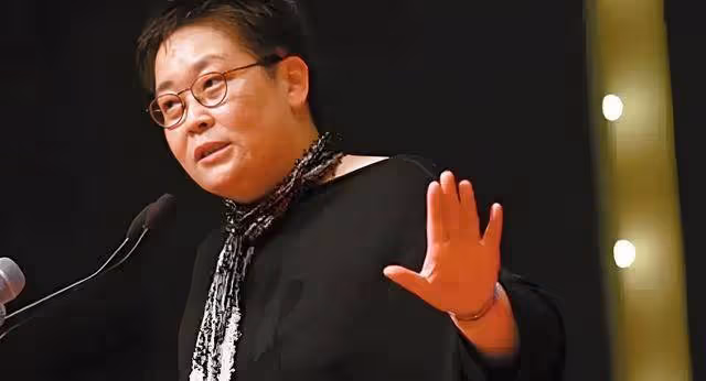 59歲張越近況曝光:身形劇變鼻孔搶鏡,未婚養土狗成伴侶