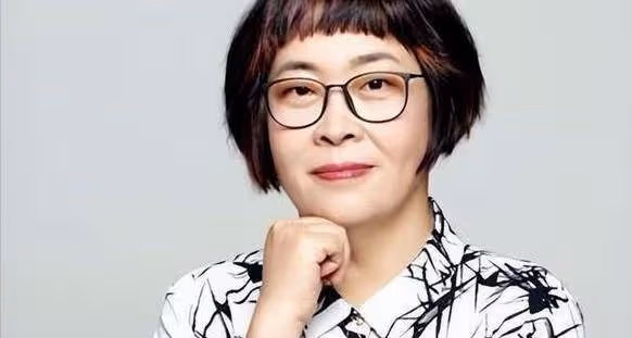 59歲張越近況曝光:身形劇變鼻孔搶鏡,未婚養土狗成伴侶