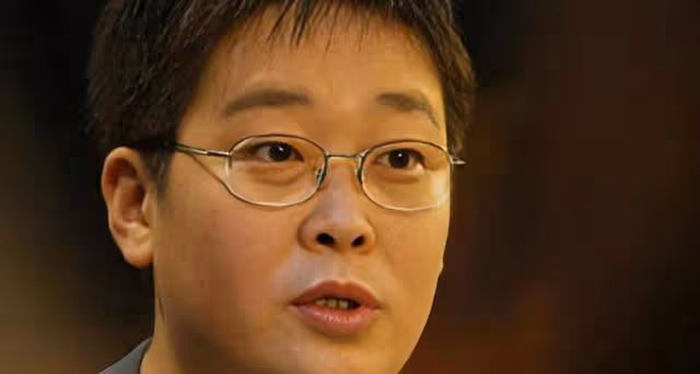 59歲張越近況曝光:身形劇變鼻孔搶鏡,未婚養土狗成伴侶