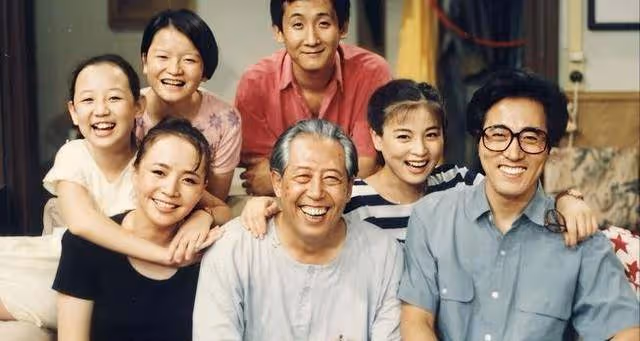 59歲張越近況曝光:身形劇變鼻孔搶鏡,未婚養土狗成伴侶