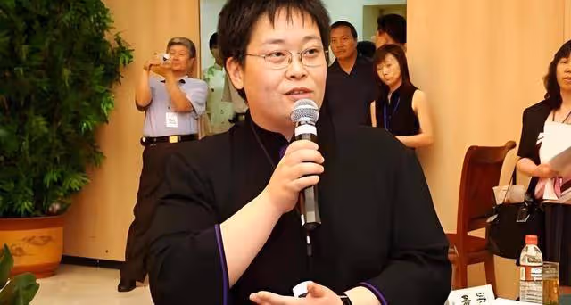 59歲張越近況曝光:身形劇變鼻孔搶鏡,未婚養土狗成伴侶
