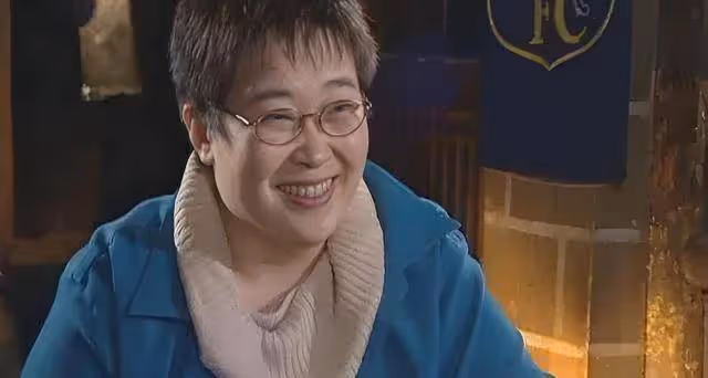 59歲張越近況曝光:身形劇變鼻孔搶鏡,未婚養土狗成伴侶