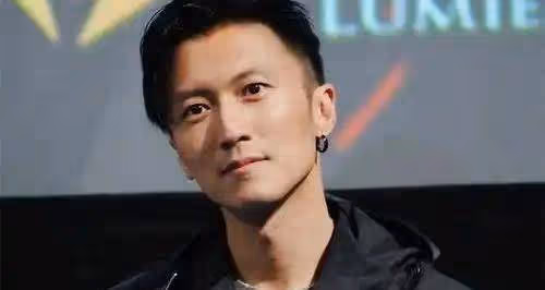 59歲張越近況曝光:身形劇變鼻孔搶鏡,未婚養土狗成伴侶