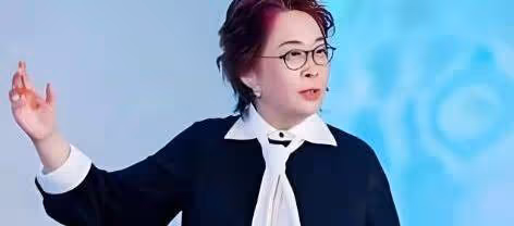59歲張越近況曝光:身形劇變鼻孔搶鏡,未婚養土狗成伴侶
