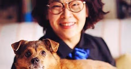 59歲張越近況曝光:身形劇變鼻孔搶鏡,未婚養土狗成伴侶