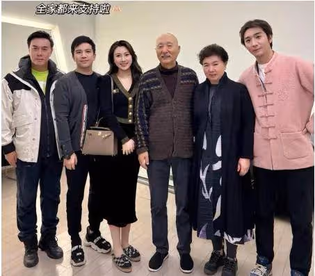 陳佩斯兄妹罕見同框!妹夫張山在一旁,外甥女仍然避不開陳家基因