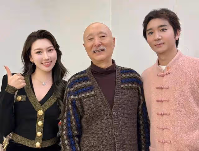 陳佩斯兄妹罕見同框!妹夫張山在一旁,外甥女仍然避不開陳家基因