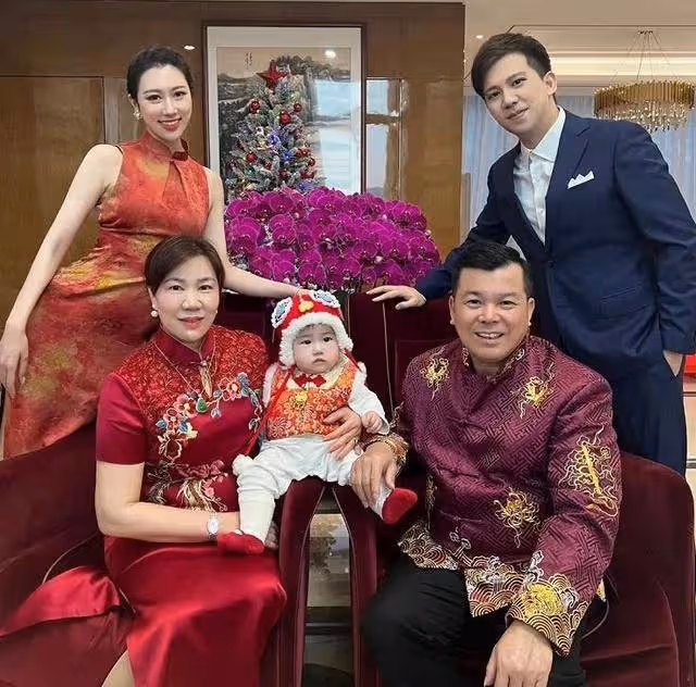 陳佩斯兄妹罕見同框!妹夫張山在一旁,外甥女仍然避不開陳家基因