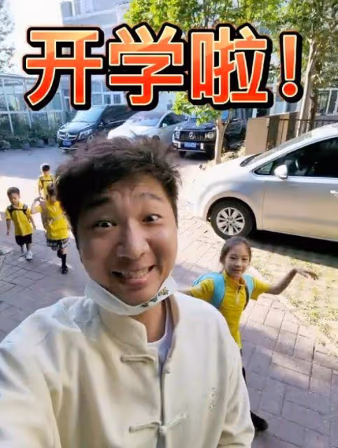 陳佩斯兄妹罕見同框!妹夫張山在一旁,外甥女仍然避不開陳家基因