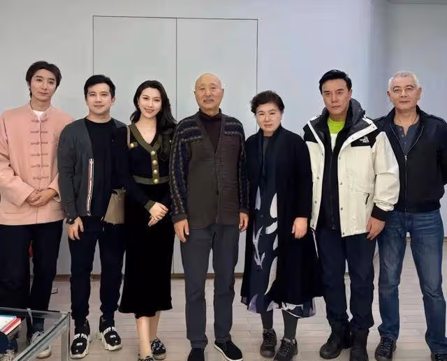 陳佩斯兄妹罕見同框!妹夫張山在一旁,外甥女仍然避不開陳家基因