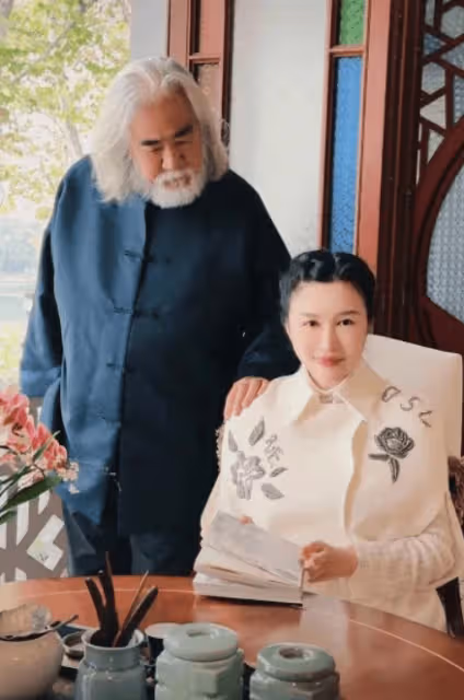 張紀中夫婦穿新中式在陽台秀恩愛,杜星霖看書賞花溫婉典雅旺夫相