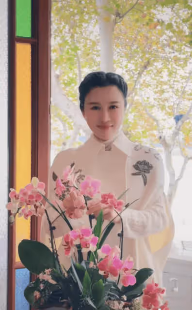 張紀中夫婦穿新中式在陽台秀恩愛,杜星霖看書賞花溫婉典雅旺夫相