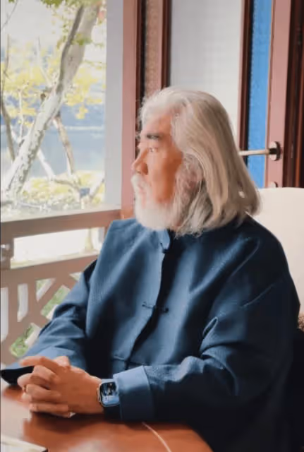 張紀中夫婦穿新中式在陽台秀恩愛,杜星霖看書賞花溫婉典雅旺夫相