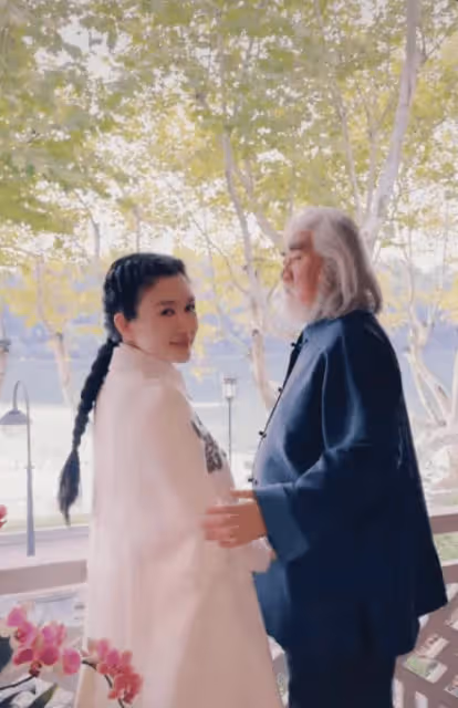 張紀中夫婦穿新中式在陽台秀恩愛,杜星霖看書賞花溫婉典雅旺夫相